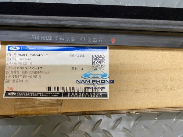 Nẹp ngoài chân kính trước phụ Ford Fiesta