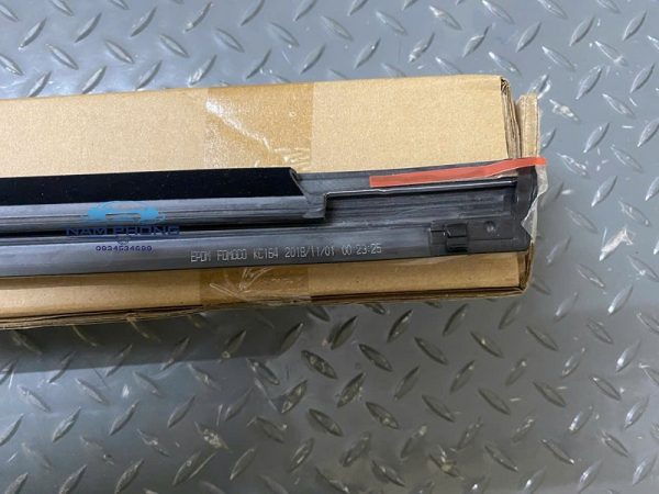 Nẹp ngoài chân kính trước phụ Ford Fiesta