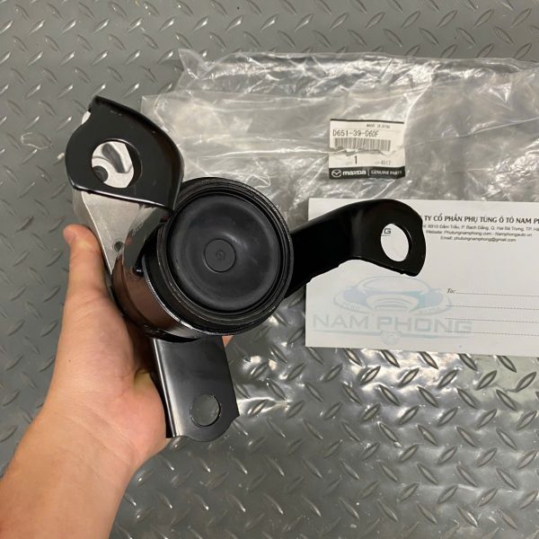 Chân đầu máy - chân máy phải Mazda 2 2010 - 2014 - D65139060F